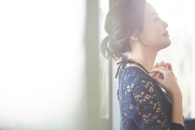 親族の結婚式に参列するとき、どんなドレスを選べばいい？